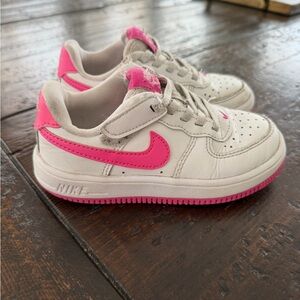 Nike Kids Sneakers in White and Pink